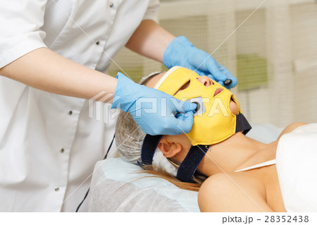 Microcurrent therapy. Hardware cosmetology. 28352438