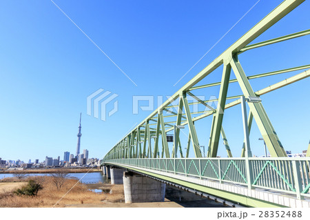 快晴の空　東京スカイツリーと木根川橋 28352488