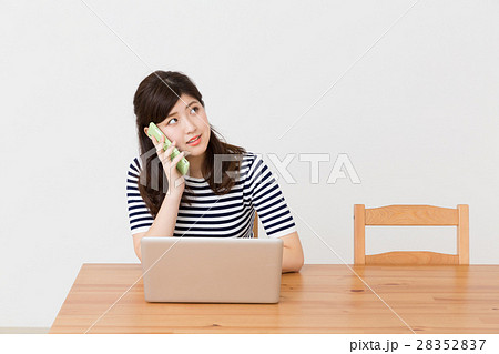 パソコンを見る女性　電話 28352837
