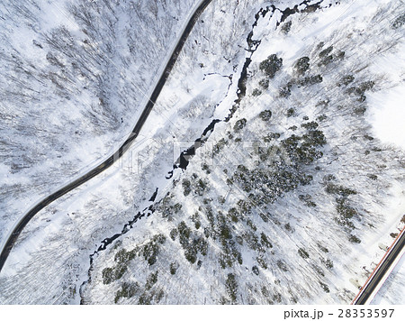 冬の北海道 雪景色 道と渓流（空撮 真俯瞰） 28353597