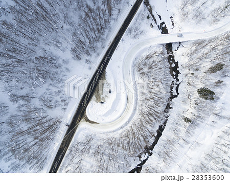 冬の北海道 雪景色 道と渓流（空撮 真俯瞰） 28353600
