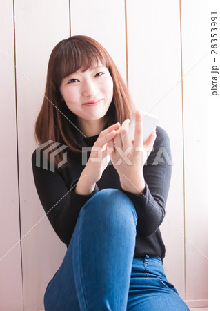スマホと若い女性 スマホと若い女性 28353991