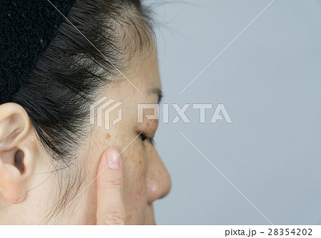 すっぴん ノーメイク しみ、そばかすに悩む女性 すっぴん ノーメイク しみ、そばかすに悩む女性 28354202