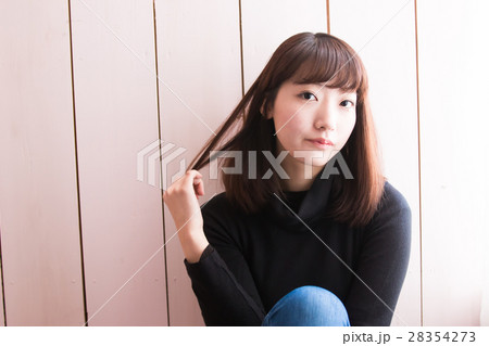 若い女性が見つめる 28354273