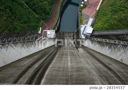 宮ヶ瀬ダムの上から見下ろす 28354557