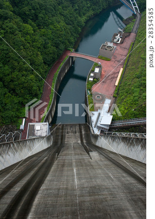 宮ヶ瀬ダムの上から見下ろす 28354585