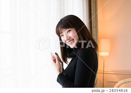 スマホと若い女性 28354616
