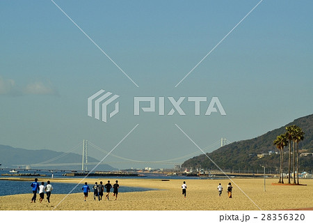 須磨海岸　冬の風景　陸上部トレーニング　 28356320