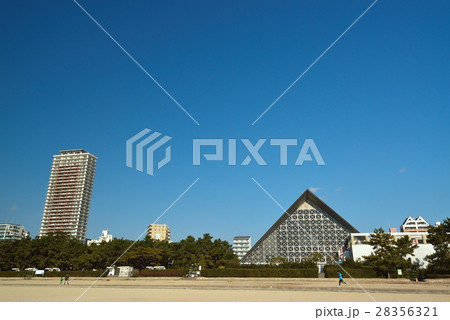 須磨海岸　須磨水族園とタワーマンション　冬の風景　 28356321