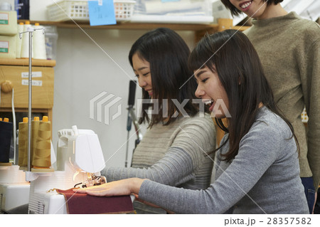 帆布製品を作る女性 帆布製品を作る女性 28357582