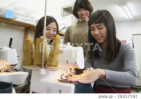 帆布製品を作る女性 28357592