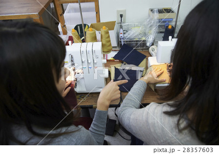 帆布製品を作る女性 28357603