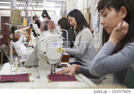 帆布製品を作る女性 帆布製品を作る女性 28357604