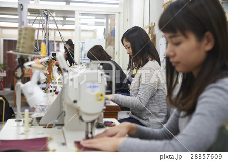帆布製品を作る女性 28357609