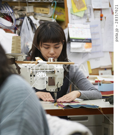 帆布製品を作る女性 帆布製品を作る女性 28357621