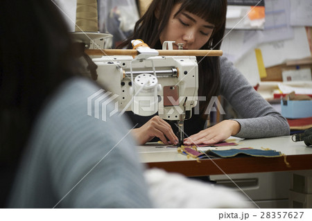 帆布製品を作る女性 28357627