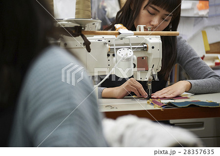 帆布製品を作る女性 28357635