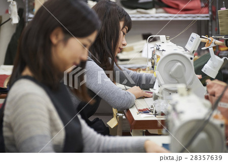 帆布製品を作る女性 帆布製品を作る女性 28357639