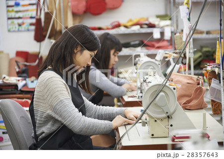 帆布製品を作る女性 28357643