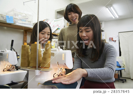 帆布製品を作る女性 帆布製品を作る女性 28357645