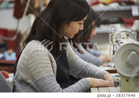 帆布製品を作る女性 28357646