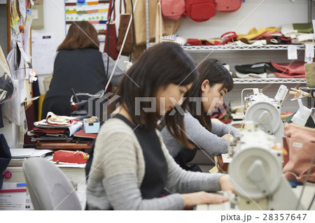帆布製品を作る女性 帆布製品を作る女性 28357647