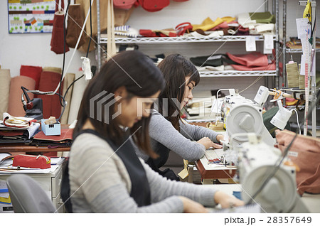 帆布製品を作る女性 帆布製品を作る女性 28357649
