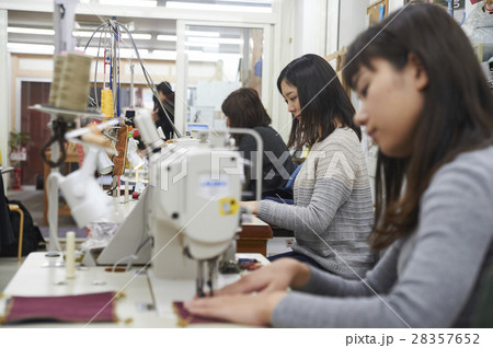 帆布製品を作る女性 帆布製品を作る女性 28357652
