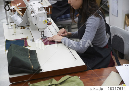 帆布製品を作る女性 28357654