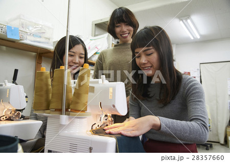 帆布製品を作る女性 28357660