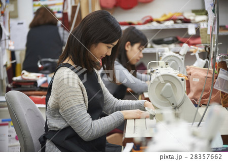 帆布製品を作る女性 28357662