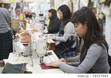 帆布製品を作る女性 28357664