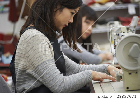 帆布製品を作る女性 28357671