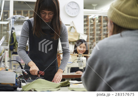 帆布製品を作る女性 28357675