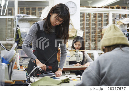 帆布製品を作る女性 帆布製品を作る女性 28357677