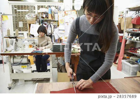 帆布製品を作る女性 28357689
