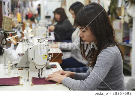 帆布製品を作る女性 28357698