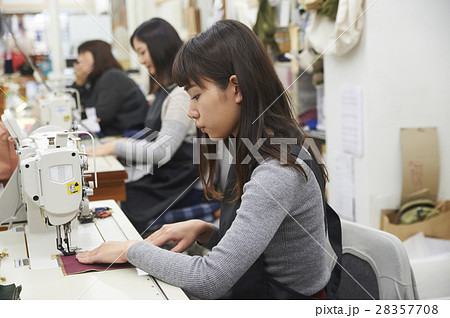 帆布製品を作る女性 帆布製品を作る女性 28357708