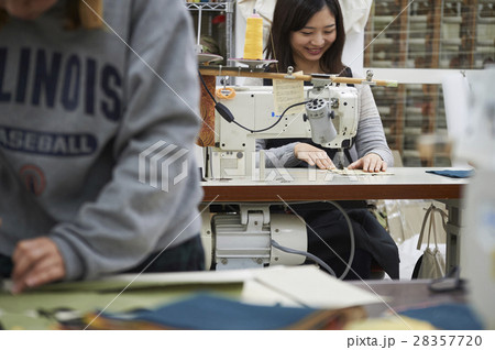 帆布製品を作る女性 帆布製品を作る女性 28357720