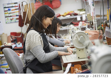帆布製品を作る女性 帆布製品を作る女性 28357723