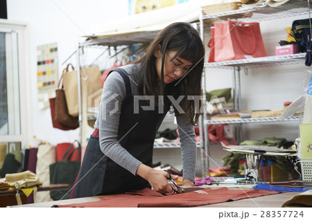 帆布製品を作る女性 帆布製品を作る女性 28357724