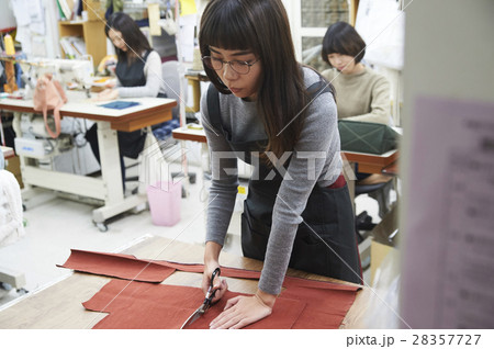 帆布製品を作る女性 帆布製品を作る女性 28357727