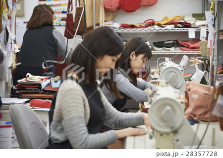 帆布製品を作る女性 帆布製品を作る女性 28357728