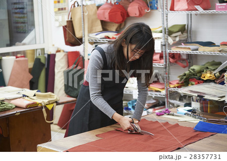 帆布製品を作る女性 28357731