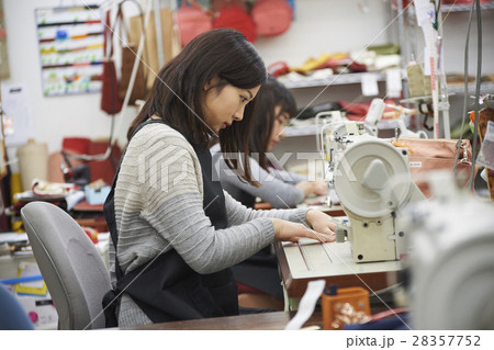 帆布製品を作る女性 帆布製品を作る女性 28357752