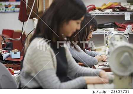 帆布製品を作る女性 帆布製品を作る女性 28357755