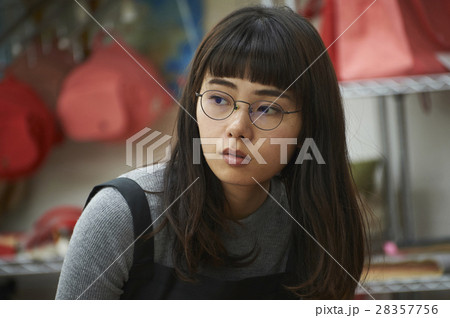 帆布製品を作る女性 帆布製品を作る女性 28357756