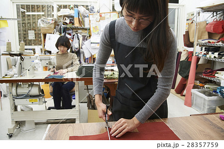 帆布製品を作る女性 帆布製品を作る女性 28357759