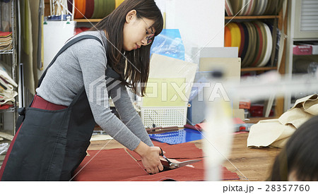帆布製品を作る女性 28357760