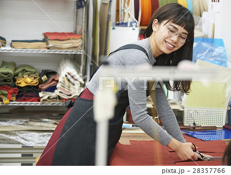 帆布製品を作る女性 帆布製品を作る女性 28357766